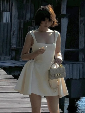 スクエアネックのノースリーブフレアドレス（誕生日パーティー用）2025