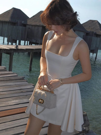 スクエアネックのノースリーブフレアドレス（誕生日パーティー用）2025