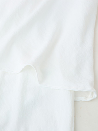 2025年夏のビーチにぴったりな、ホワイトの3Dフラワーレイヤードスリップマキシドレス