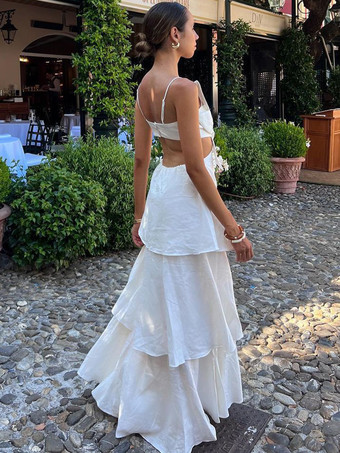 2025年夏のビーチにぴったりな、ホワイトの3Dフラワーレイヤードスリップマキシドレス