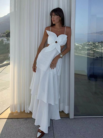 2025年夏のビーチにぴったりな、ホワイトの3Dフラワーレイヤードスリップマキシドレス