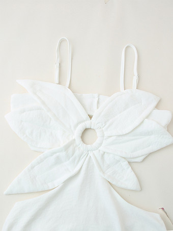 2025年夏のビーチにぴったりな、ホワイトの3Dフラワーレイヤードスリップマキシドレス