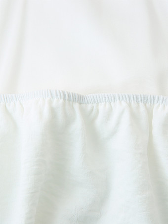 2025年夏のビーチにぴったりな、ホワイトの3Dフラワーレイヤードスリップマキシドレス