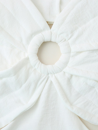 2025年夏のビーチにぴったりな、ホワイトの3Dフラワーレイヤードスリップマキシドレス