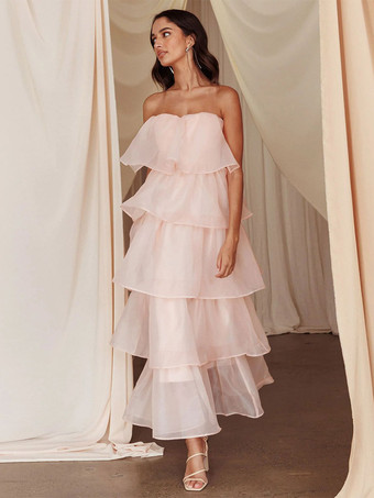 2026年夏のパーティーにぴったりな、ソフトピンクのフリル付きレイヤードマキシドレス