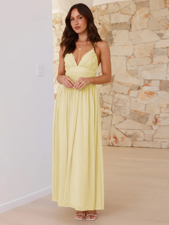 2025年夏にぴったりの、背中が結び目になったバターイエローのVネックマキシスリップドレス