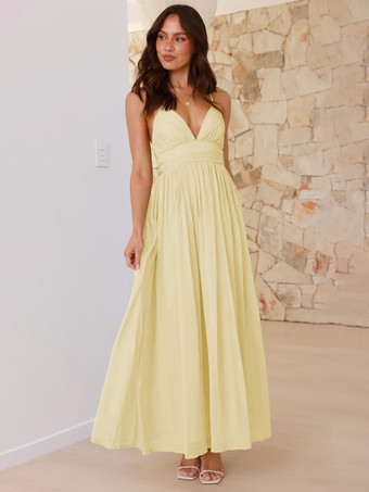 2025年夏にぴったりの、背中が結び目になったバターイエローのVネックマキシスリップドレス