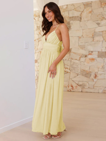 2025年夏にぴったりの、背中が結び目になったバターイエローのVネックマキシスリップドレス