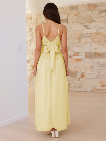 2025年夏にぴったりの、背中が結び目になったバターイエローのVネックマキシスリップドレス
