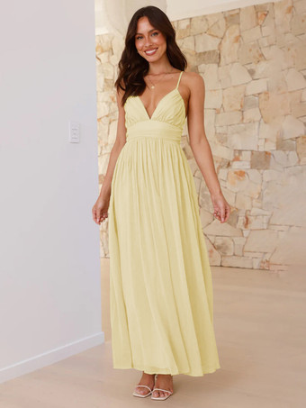 イエロー2025年夏にぴったりの、背中が結び目になったバターイエローのVネックマキシスリップドレス