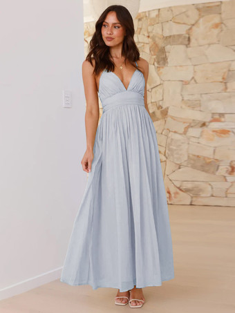 2025年夏にぴったりの、背中が結び目になったバターイエローのVネックマキシスリップドレス