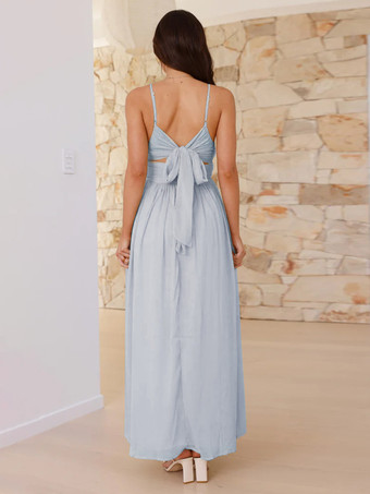 2025年夏にぴったりの、背中が結び目になったバターイエローのVネックマキシスリップドレス