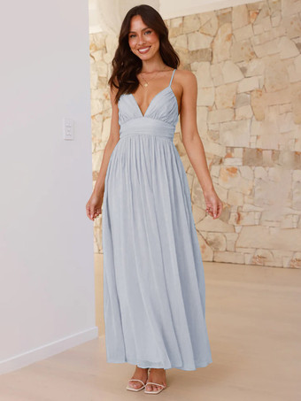 ライトスカイブルー2025年夏にぴったりの、背中が結び目になったバターイエローのVネックマキシスリップドレス