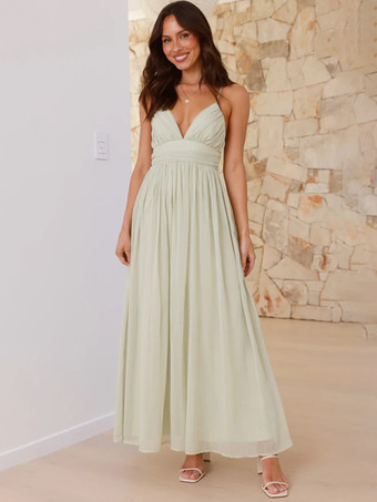 2025年夏にぴったりの、背中が結び目になったバターイエローのVネックマキシスリップドレス