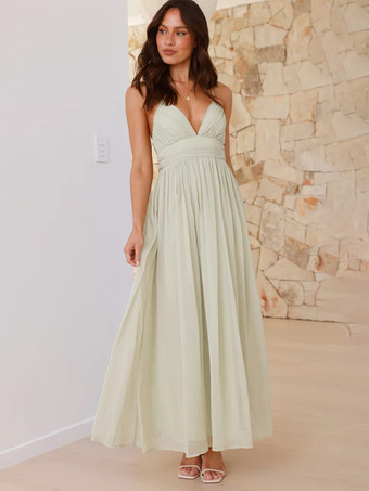 2025年夏にぴったりの、背中が結び目になったバターイエローのVネックマキシスリップドレス