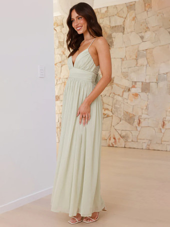 2025年夏にぴったりの、背中が結び目になったバターイエローのVネックマキシスリップドレス