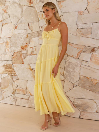 バターイエローのフロントタイレイヤードマキシスリップドレス（フリル付き）2025