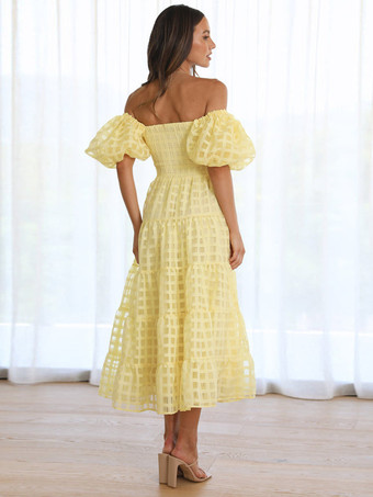 バターイエローのチェック柄オフショルダーフリルミディドレス（半袖、背中シャーリング）2025