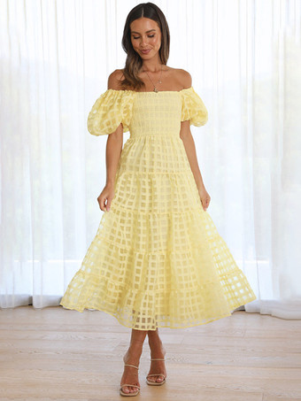 バターイエローのチェック柄オフショルダーフリルミディドレス（半袖、背中シャーリング）2025
