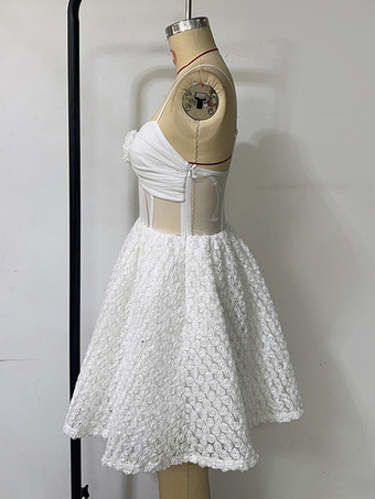 花飾りとシースルーウエストが特徴のホワイトミニスリップドレス 2025