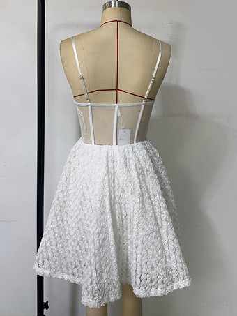 花飾りとシースルーウエストが特徴のホワイトミニスリップドレス 2025