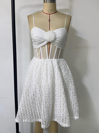 花飾りとシースルーウエストが特徴のホワイトミニスリップドレス 2025
