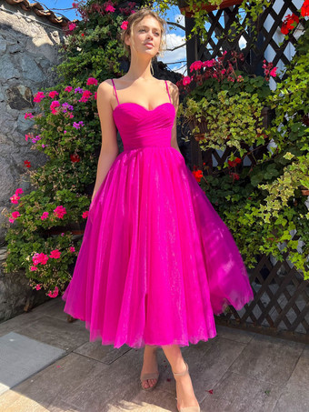 ローズレッド2025年の誕生日パーティーにぴったりな、スイートハートネックラインのチュールAラインミディ丈スリップドレス