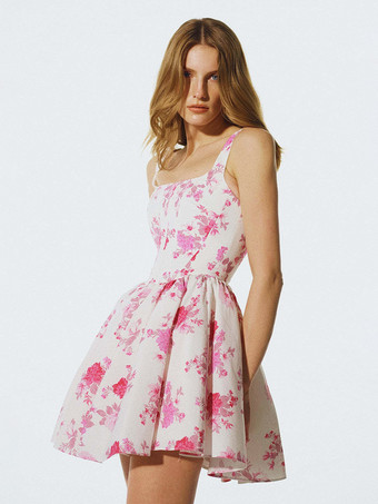 ピンク誕生日パーティーにぴったりのスクエアカラーのピンクの花柄ノースリーブミニドレス（2025年）