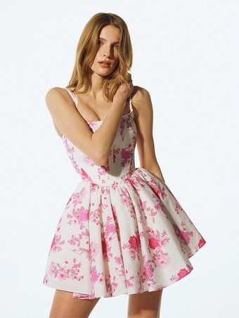 誕生日パーティーにぴったりのスクエアカラーのピンクの花柄ノースリーブミニドレス（2025年）