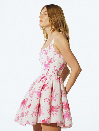 誕生日パーティーにぴったりのスクエアカラーのピンクの花柄ノースリーブミニドレス（2025年）