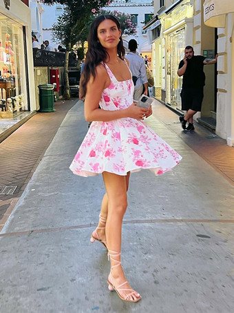 誕生日パーティーにぴったりのスクエアカラーのピンクの花柄ノースリーブミニドレス（2025年）