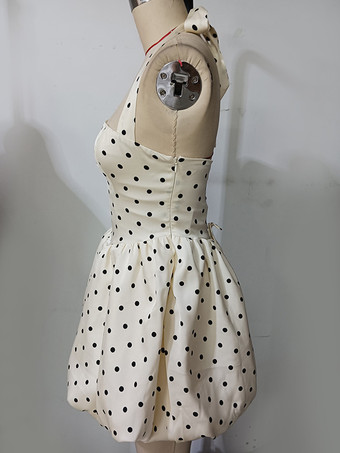 2025年夏にぴったりのドット柄ホルターネックミニドレス