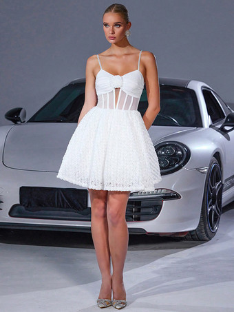 ホワイト 花飾りとシースルーウエストが特徴のホワイトミニスリップドレス 2025