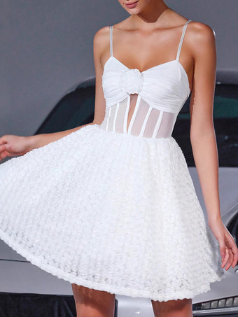 花飾りとシースルーウエストが特徴のホワイトミニスリップドレス 2025
