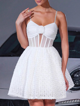 花飾りとシースルーウエストが特徴のホワイトミニスリップドレス 2025