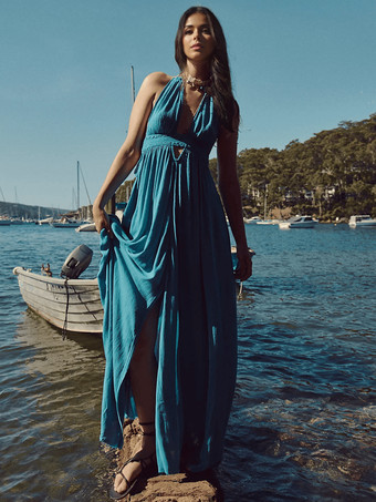 ブルー ホルターネックのマキシ丈ボヘミアンドレス（プランジVネック、ハイスリット入り）2025