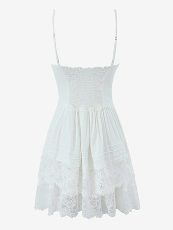 Weißes Minikleid mit Spitzenbesatz und geraffter Rückseite 2025
