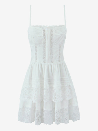 Weißes Minikleid mit Spitzenbesatz und geraffter Rückseite 2025