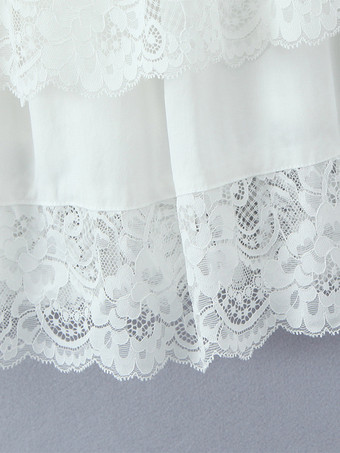 Weißes Minikleid mit Spitzenbesatz und geraffter Rückseite 2025