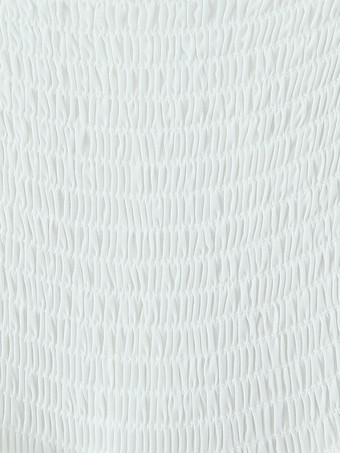 Weißes Minikleid mit Spitzenbesatz und geraffter Rückseite 2025