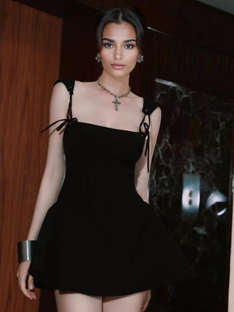 レースアップバックのブラックストラップフレアミニドレス 2025