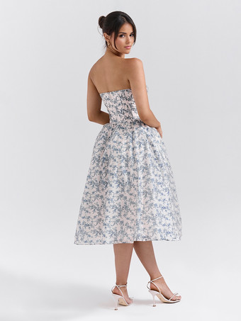 2025年のパーティーにぴったりな花柄ストラップレスフレアミディドレス