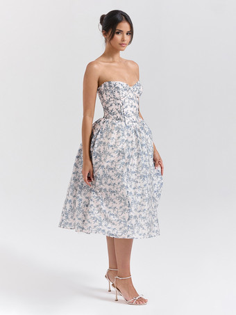 2025年のパーティーにぴったりな花柄ストラップレスフレアミディドレス