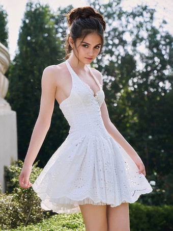 レースアップバックのホワイトホルターネックミニドレス 2025