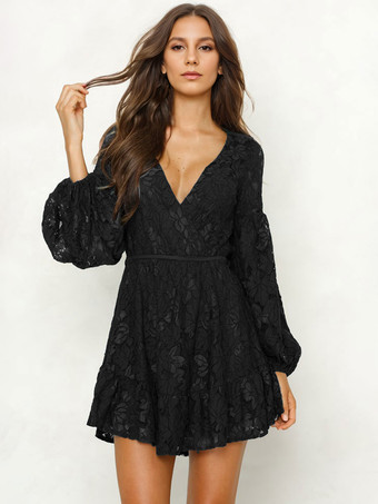 ブラック ランタンスリーブのレースVネックミニドレス 2025