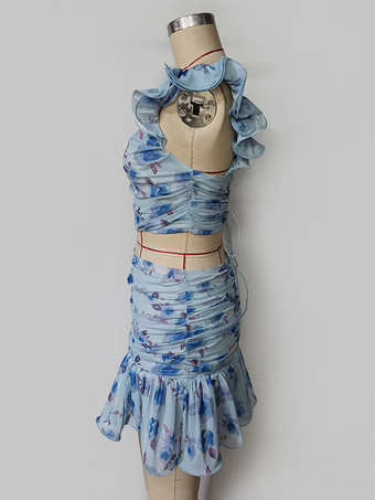 2025年夏にぴったりな花柄クロップトップとミニスカートのツーピースコーデ