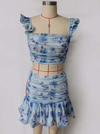 2025年夏にぴったりな花柄クロップトップとミニスカートのツーピースコーデ