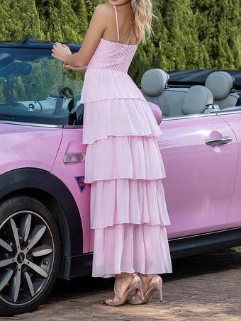 2025年の誕生日パーティーにぴったりな、ハイスリット入りソフトピンクのレイヤードマキシスリップドレス