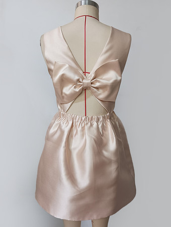 シャンパンカラーのノースリーブサテンミニパーティードレス（リボンバック付き）2025