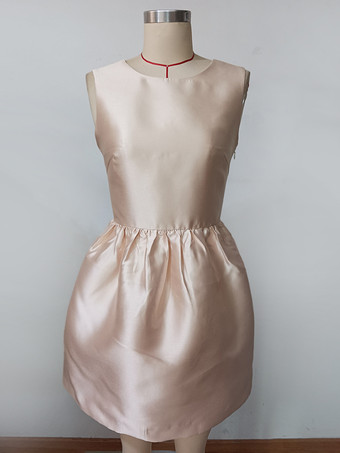 シャンパンカラーのノースリーブサテンミニパーティードレス（リボンバック付き）2025